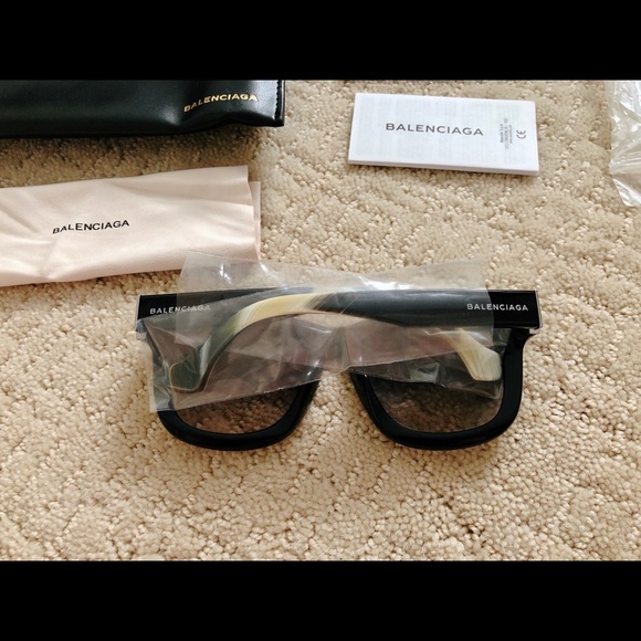 Balenciaga Black Oversized Sunglasses BA0009 01B - Picture 6 of 14